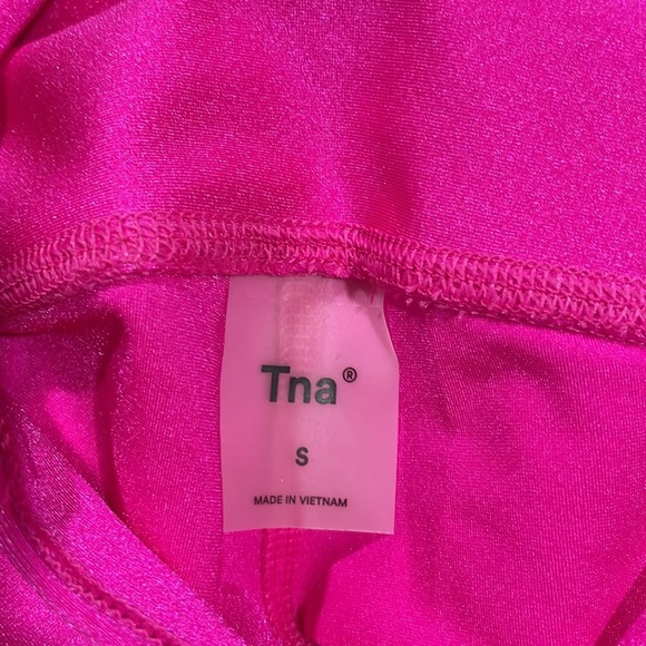 NWT TNA Aritzia Atmosphere Bright Neon Fuchsia Pink Bike Shorts - Picture 2 of 8